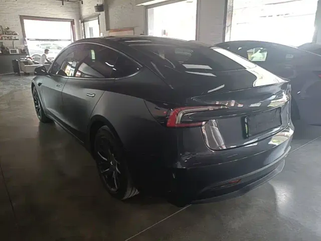 Tesla Model 3 — Фото автомобиля 4