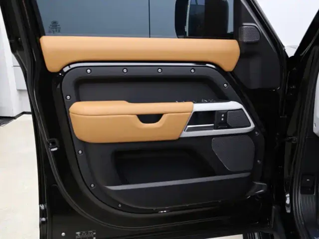 Land Rover Defender — Фото автомобиля 10
