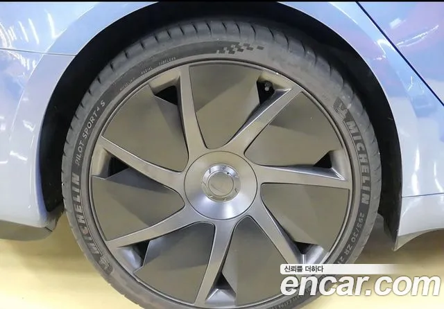 Tesla Model S — Фото автомобиля 5