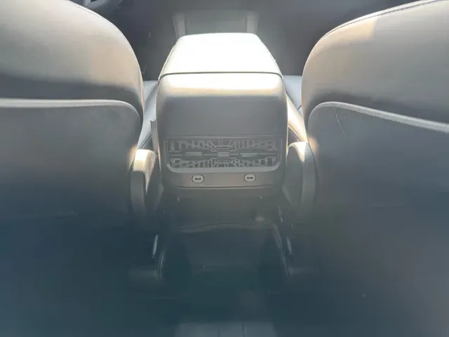 Tesla Model Y — Фото автомобиля 16