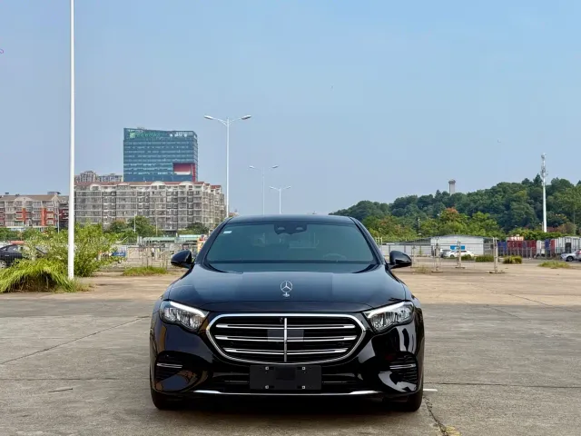 Mercedes-Benz E-Class — Фото автомобиля 2