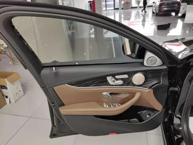 Mercedes-Benz E-Class — Фото автомобиля 7