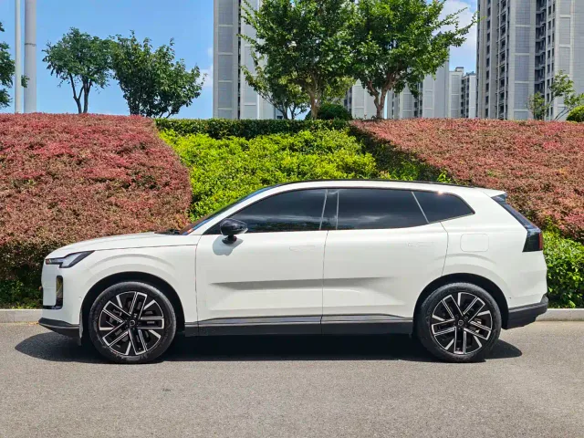Volvo XC70 Plug-in Hybrid — Фото автомобиля 7