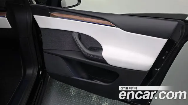 Tesla Model X — Фото автомобиля 25