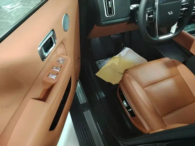 Li Auto L8 — Фото автомобиля 15