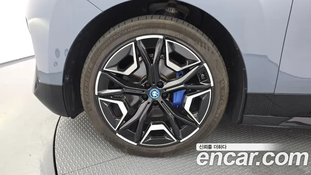 BMW iX — Фото автомобиля 5