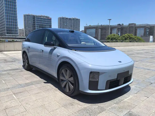 Li Auto i8 — Фото автомобиля 5