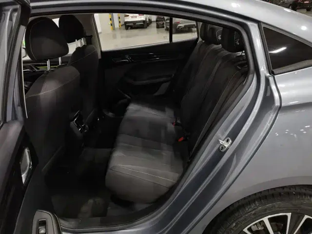 Roewe i5 — Фото автомобиля 15