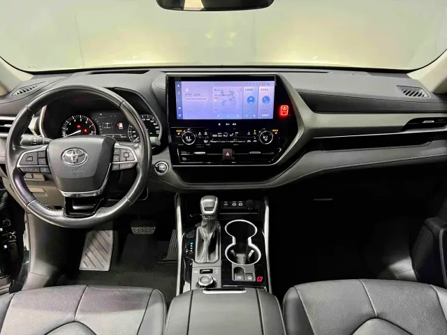 Toyota Highlander — Фото автомобиля 10