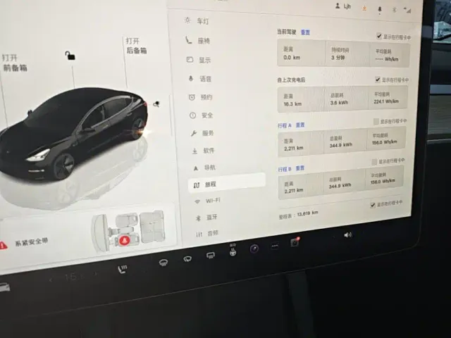 Tesla Model 3 — Фото автомобиля 11
