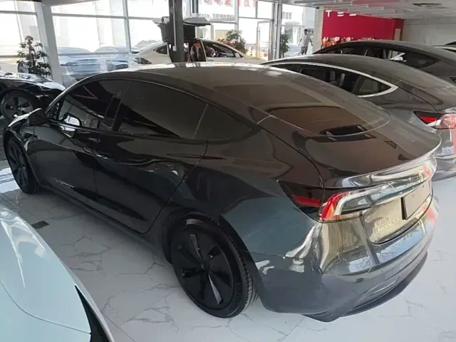 Tesla Model 3 — Фото автомобиля 4
