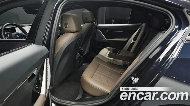 BMW 5-Series — Фото автомобиля 12