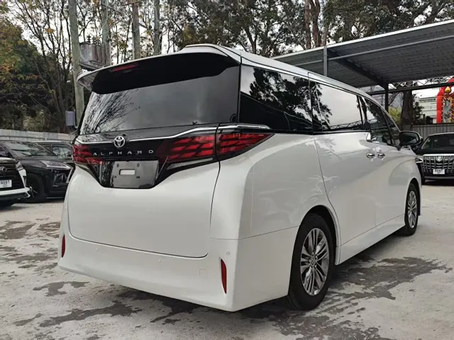 Toyota Alphard — Фото автомобиля 4