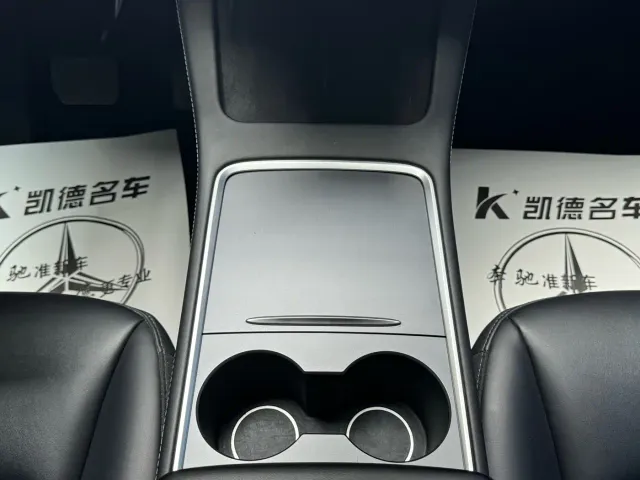 Tesla Model Y — Фото автомобиля 12