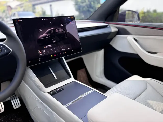 Tesla Model Y L — Фото автомобиля 18