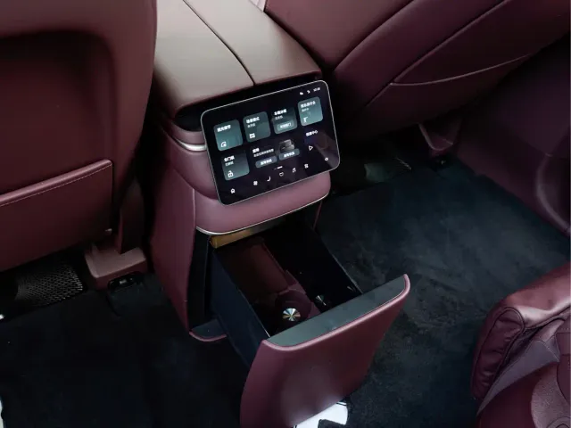 Nio ES8 — Фото автомобиля 12