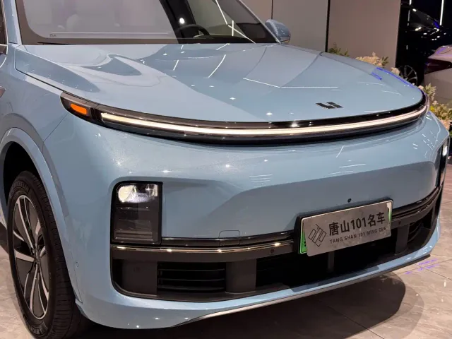 Li Auto L8 — Фото автомобиля 4