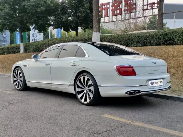 Bentley Flying Spur — Фото автомобиля 4