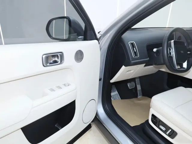Li Auto L8 — Фото автомобиля 8