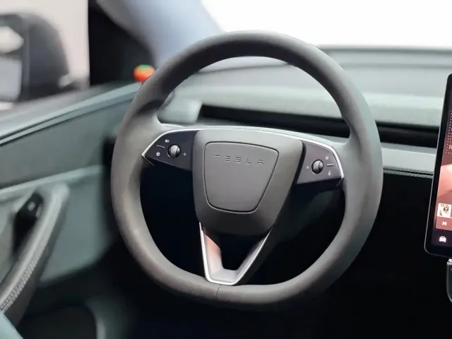 Tesla Model Y — Фото автомобиля 11