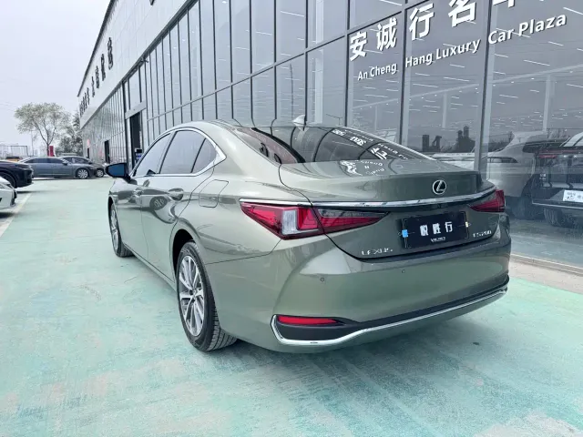 Lexus ES — Фото автомобиля 5
