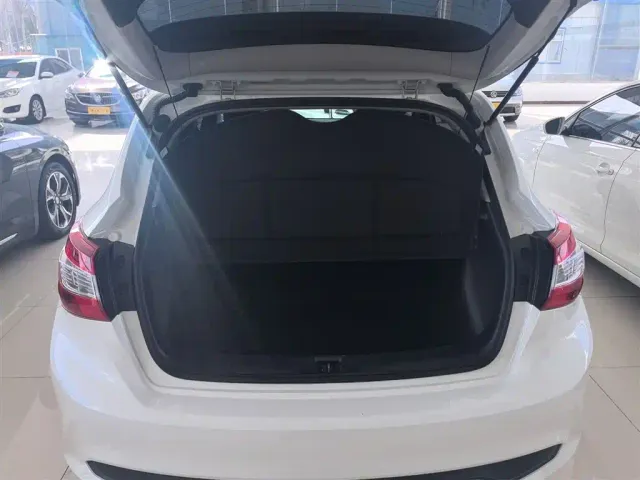 Nissan Tiida — Фото автомобиля 14