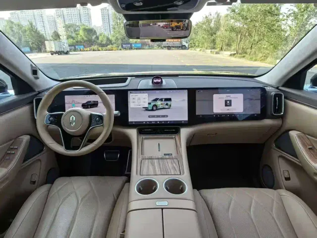 AITO Wenjie AITO M8 2025 Extended Range Ultra 53.4kWh 6-Seater — Фото автомобиля 5