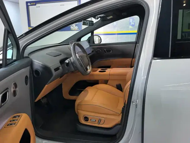 Li Auto i8 — Фото автомобиля 9