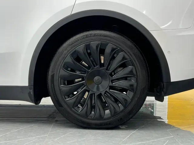 Tesla Model Y — Фото автомобиля 26