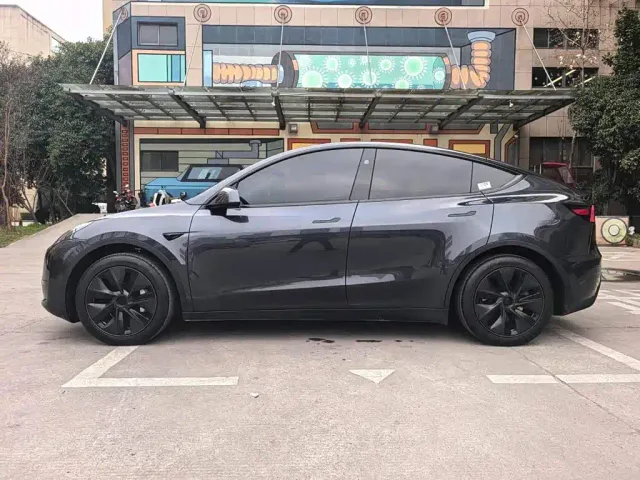 Tesla Model Y — Фото автомобиля 16