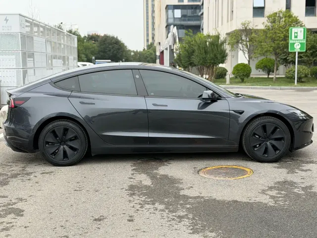 Tesla Model 3 — Фото автомобиля 5