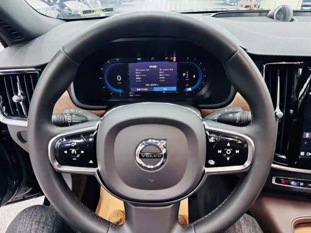 Volvo S90 — Фото автомобиля 12