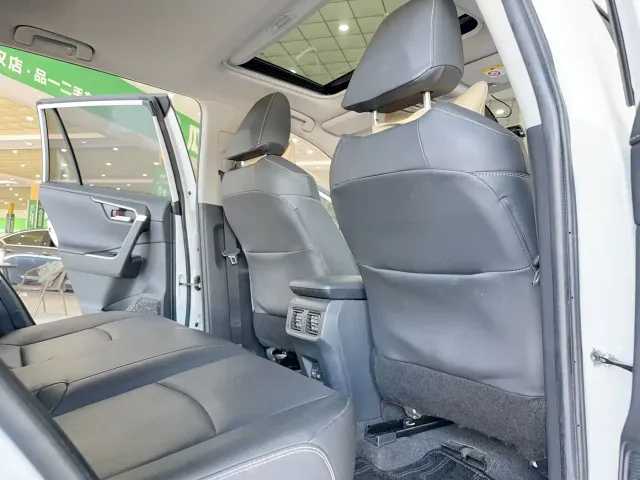 Toyota RAV4 — Фото автомобиля 12