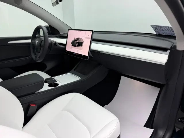Tesla Model Y — Фото автомобиля 9