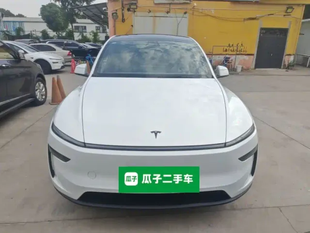 Tesla Model Y L — Фото автомобиля 2