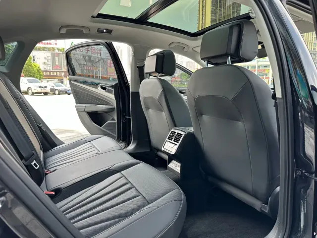 Volkswagen Passat — Фото автомобиля 11