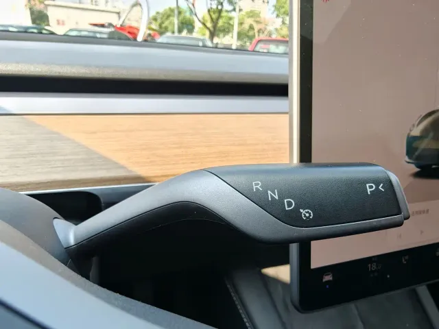 Tesla Model 3 — Фото автомобиля 21