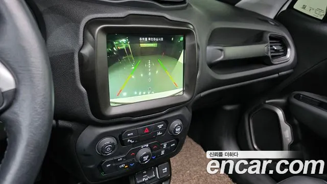 Jeep Renegade — Фото автомобиля 17