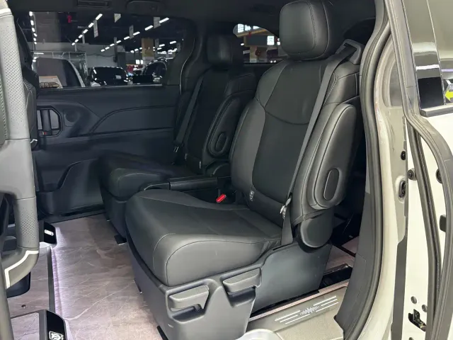 Toyota Sienna — Фото автомобиля 10