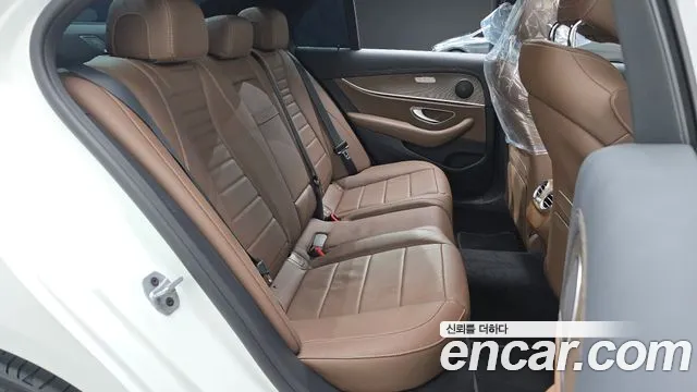 Mercedes-Benz E-Class — Фото автомобиля 11