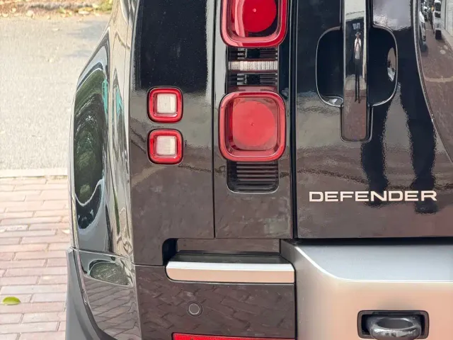 Land Rover Defender — Фото автомобиля 16