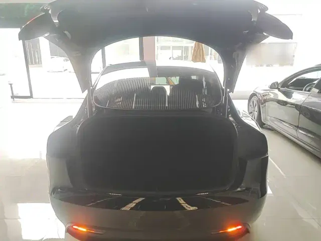 Tesla Model 3 — Фото автомобиля 18