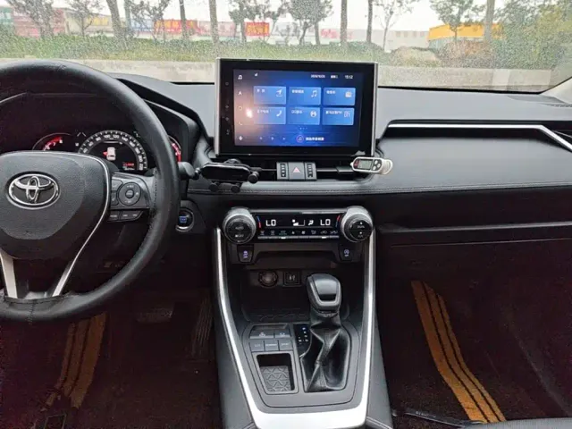 Toyota RAV4 — Фото автомобиля 12