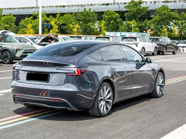Tesla Model 3 — Фото автомобиля 8