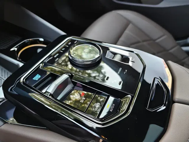 BMW i5 — Фото автомобиля 9