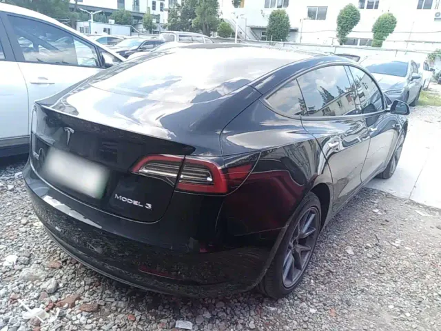 Tesla Model 3 — Фото автомобиля 6