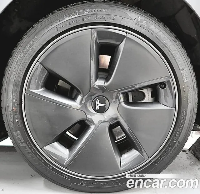 Tesla Model 3 — Фото автомобиля 14