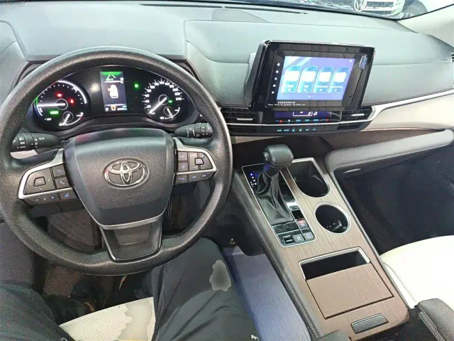 Toyota Sienna — Фото автомобиля 9