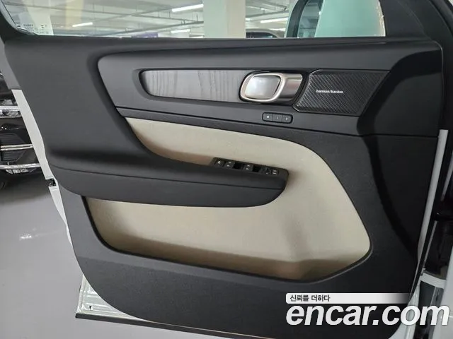 Volvo XC40 — Фото автомобиля 13