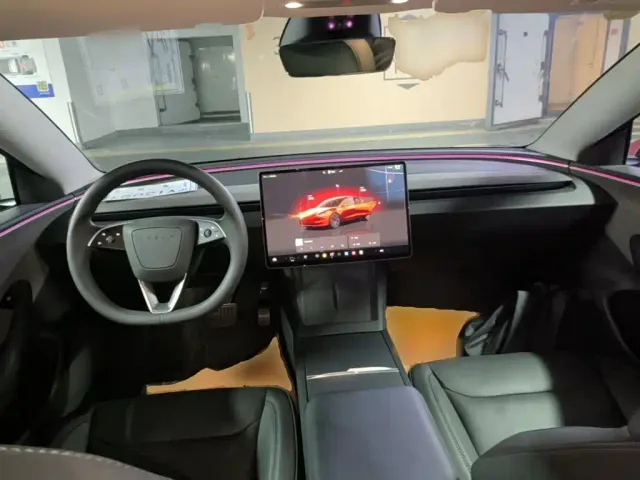 Tesla Model 3 — Фото автомобиля 9